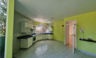 Residencia en Venta con jardines, Casa Club, GYM y Cancha de Tenis