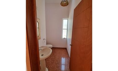 Residencia en Venta con jardines, Casa Club, GYM y Cancha de Tenis