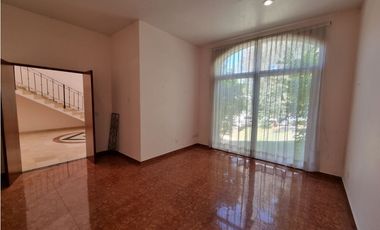 Residencia en Venta con jardines, Casa Club, GYM y Cancha de Tenis