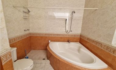 Residencia en Venta con jardines, Casa Club, GYM y Cancha de Tenis