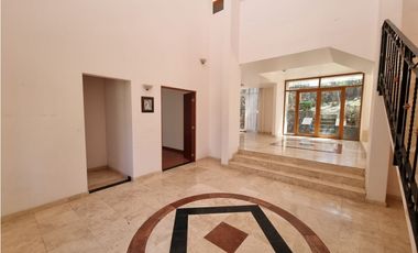 Residencia en Venta con jardines, Casa Club, GYM y Cancha de Tenis