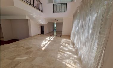 Residencia en Venta con jardines, Casa Club, GYM y Cancha de Tenis