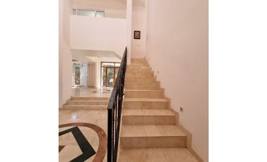 Residencia en Venta con jardines, Casa Club, GYM y Cancha de Tenis