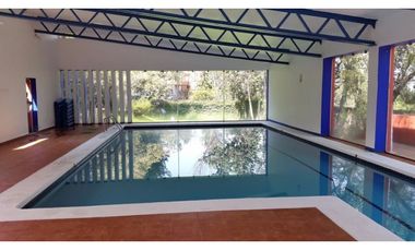 Residencia en Venta con jardines, Casa Club, GYM y Cancha de Tenis