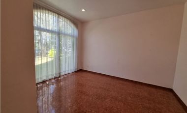 Residencia en Venta con jardines, Casa Club, GYM y Cancha de Tenis