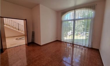 Residencia en Venta con jardines, Casa Club, GYM y Cancha de Tenis