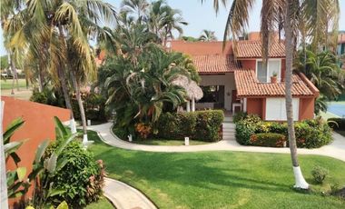 Casa en Venta en Villas Paracana, junto al Campo de Golf Palma Real, Ixtapa.