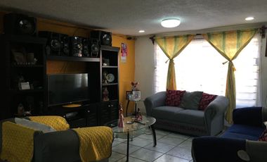 Casa con potencial y amplios espacios