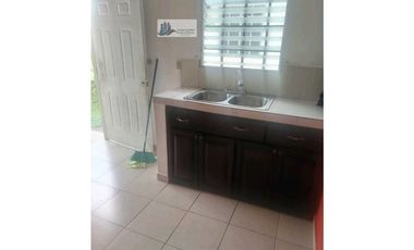 ALQUILER DE CASA EN LOS ALGARROBOS COMPLETAMENTE CERCADA