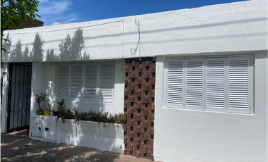 CASA AL FRENTE DE 3 AMBIENTES PARA RECICLAR