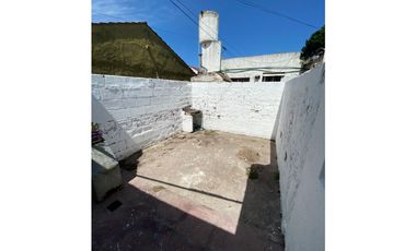 CASA AL FRENTE DE 3 AMBIENTES PARA RECICLAR