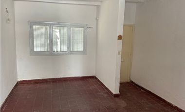 CASA AL FRENTE DE 3 AMBIENTES PARA RECICLAR
