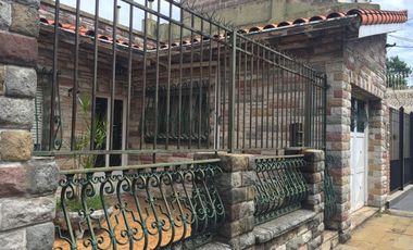 CASA 4 AMBIENTES VENTA SARANDI COCHERA PATIO