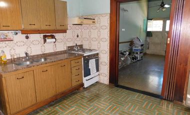 CASA 4 AMBIENTES VENTA SARANDI COCHERA PATIO