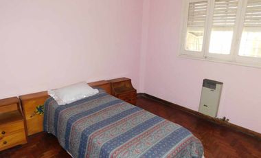 CASA 4 AMBIENTES VENTA SARANDI COCHERA PATIO