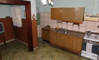CASA 4 AMBIENTES VENTA SARANDI COCHERA PATIO