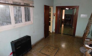 CASA 4 AMBIENTES VENTA SARANDI COCHERA PATIO