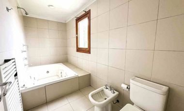 ALQUILER CASA  5 AMBIENTES  B. C. LA COLINA