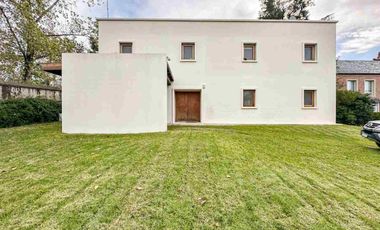 ALQUILER CASA  5 AMBIENTES  B. C. LA COLINA