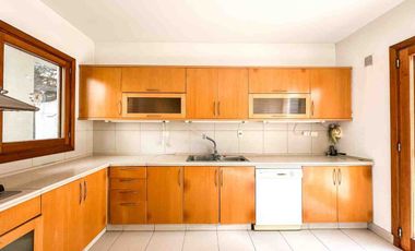 ALQUILER CASA  5 AMBIENTES  B. C. LA COLINA