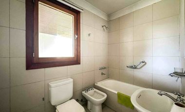ALQUILER CASA  5 AMBIENTES  B. C. LA COLINA