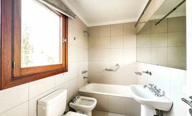 ALQUILER CASA  5 AMBIENTES  B. C. LA COLINA