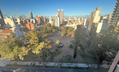 Piso de categoría frente a la plaza Constituyentes