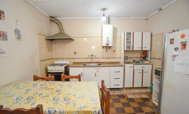 VENTA CASA 2 DORMITORIOS Y DPTO 1 DORMITORIO