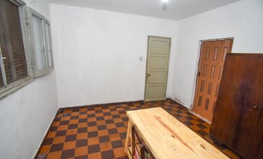VENTA CASA 2 DORMITORIOS Y DPTO 1 DORMITORIO