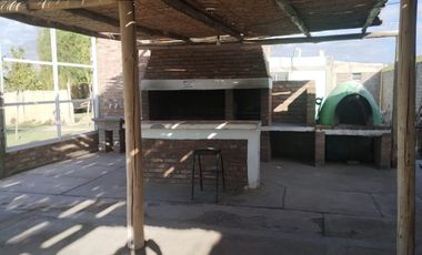 Casa de 2 dormitorio con pileta y quincho. Pocito