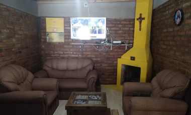 Casa de 2 dormitorio con pileta y quincho. Pocito
