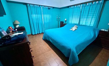 VENTA CASA 3 AMBIENTES CON COCHERA BURZACO
