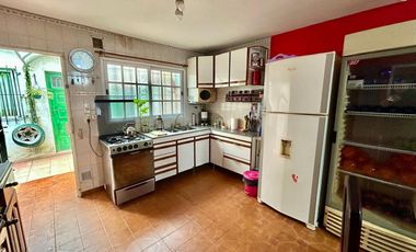 VENTA CASA 3 AMBIENTES CON COCHERA BURZACO
