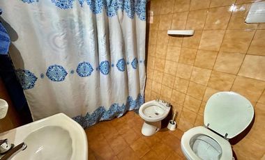 VENTA CASA 3 AMBIENTES CON COCHERA BURZACO