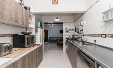 Casa 8 ambientes en venta Temperley Jardín Pileta