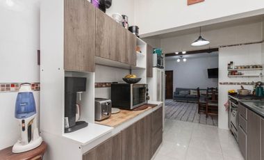 Casa 8 ambientes en venta Temperley Jardín Pileta