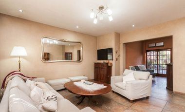 Casa 8 ambientes en venta Temperley Jardín Pileta