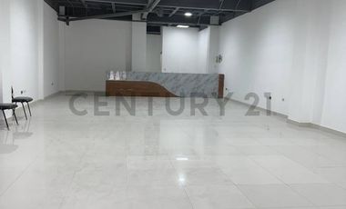 En Renta local de 154 m2 en nueva Plaza Comercial en Av Oswaldo Guayasamín