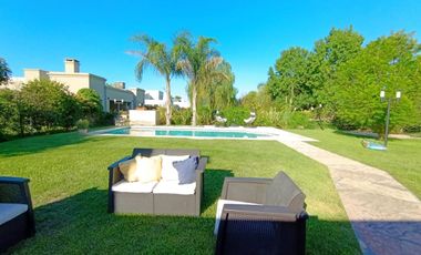 Casa en venta 4 amb  Barrio Cerrado Lujan