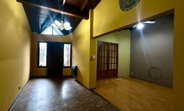 Casa en Alquiler 3 ambientes con escritorio