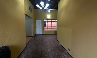 Casa en Alquiler 3 ambientes con escritorio