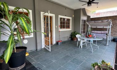 VENTA HERMOSA CASA MORON  CON TERRAZA Y PARQUE