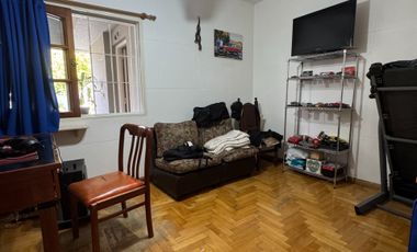 VENTA HERMOSA CASA MORON  CON TERRAZA Y PARQUE
