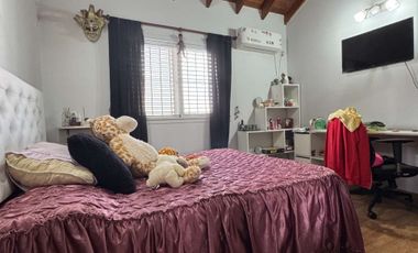 VENTA HERMOSA CASA MORON  CON TERRAZA Y PARQUE