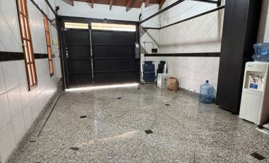 VENTA HERMOSA CASA MORON  CON TERRAZA Y PARQUE