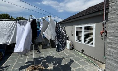 VENTA HERMOSA CASA MORON  CON TERRAZA Y PARQUE
