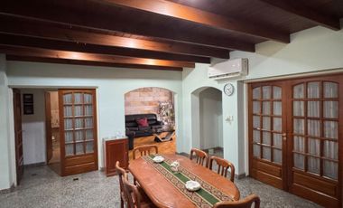 VENTA HERMOSA CASA MORON  CON TERRAZA Y PARQUE