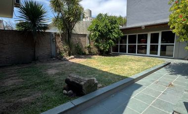 VENTA HERMOSA CASA MORON  CON TERRAZA Y PARQUE