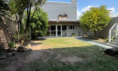VENTA HERMOSA CASA MORON  CON TERRAZA Y PARQUE