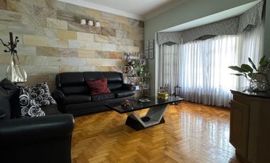VENTA HERMOSA CASA MORON  CON TERRAZA Y PARQUE